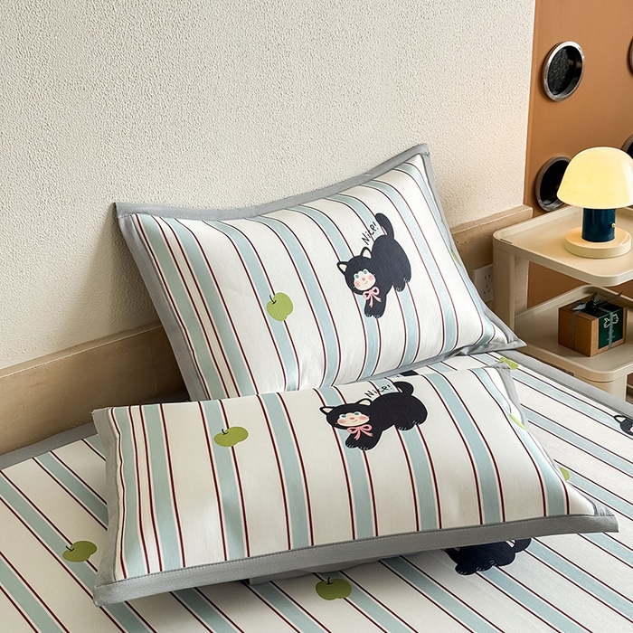 91家纺网 家纺一手货源 找家纺 全季家居 2025新款日韩竖条风格卡通冰丝席 淘气猫