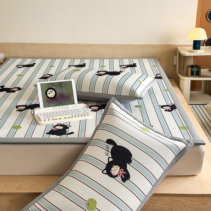 91家纺网 家纺一手货源 找家纺 全季家居 2025新款日韩竖条风格卡通冰丝席 淘气猫