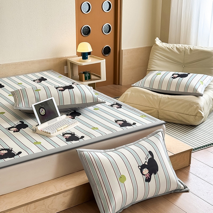 91家纺网 家纺一手货源 找家纺 全季家居 2025新款日韩竖条风格卡通冰丝席 淘气猫