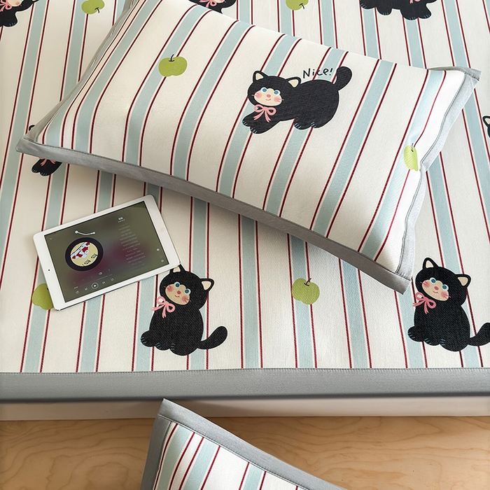 91家纺网 家纺一手货源 找家纺 全季家居 2025新款日韩竖条风格卡通冰丝席 淘气猫