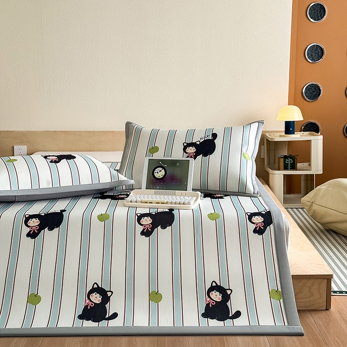 91家纺网 家纺一手货源 找家纺 全季家居 2025新款日韩竖条风格卡通冰丝席 淘气猫