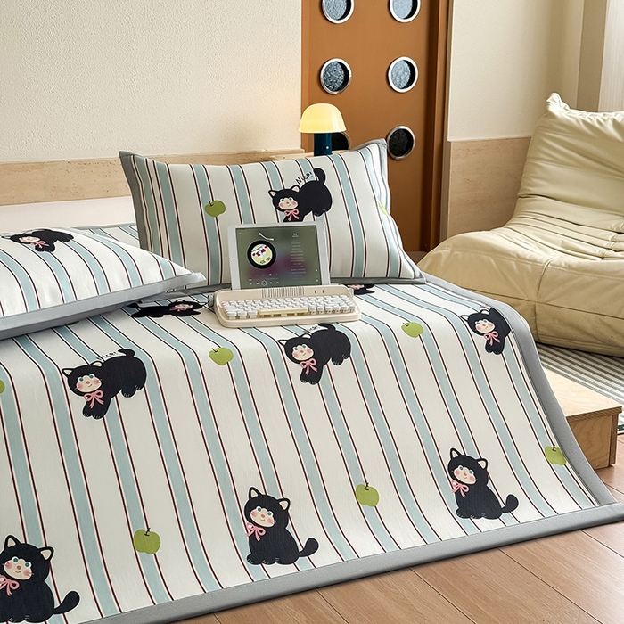 91家纺网 家纺一手货源 找家纺 全季家居 2025新款日韩竖条风格卡通冰丝席 淘气猫