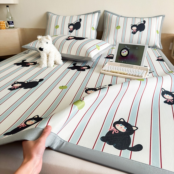 91家纺网 家纺一手货源 找家纺 全季家居 2025新款日韩竖条风格卡通冰丝席 淘气猫