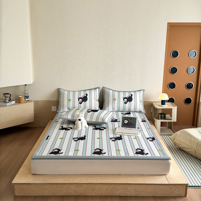 91家纺网 家纺一手货源 找家纺 全季家居 2025新款日韩竖条风格卡通冰丝席 淘气猫