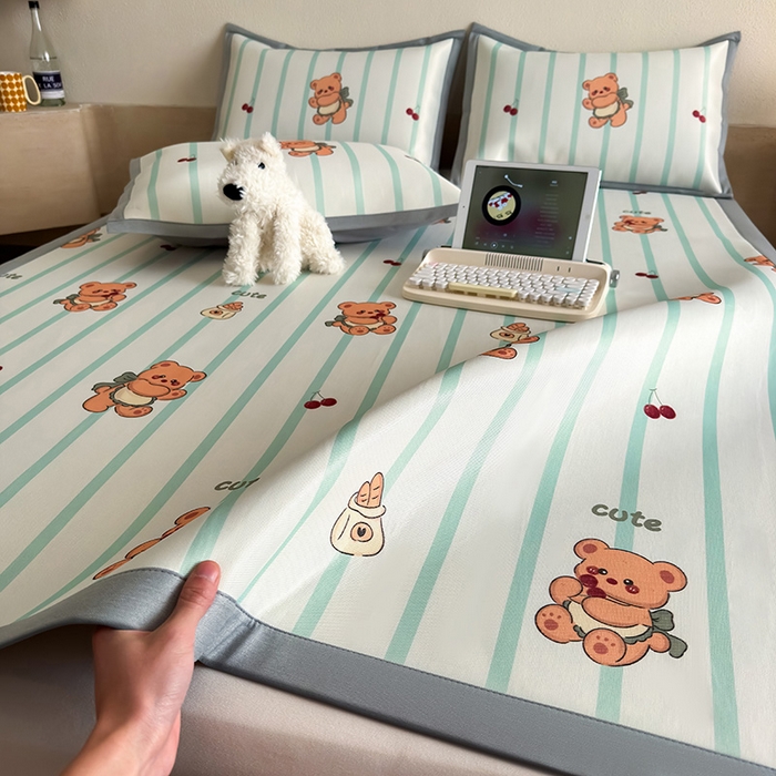 91家纺网 家纺一手货源 找家纺 全季家居 2025新款日韩竖条风格卡通冰丝席 甜蜜小熊