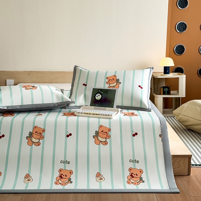 91家纺网 家纺一手货源 找家纺 全季家居 2025新款日韩竖条风格卡通冰丝席 甜蜜小熊