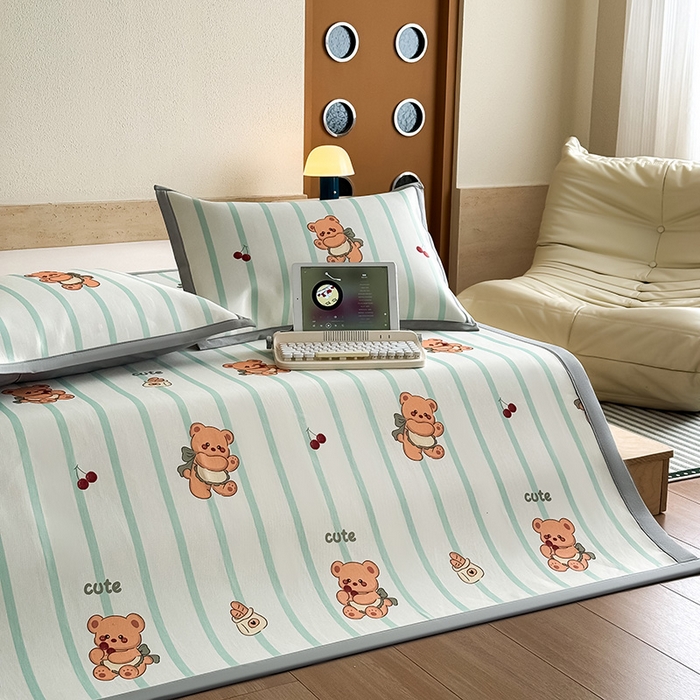 91家纺网 家纺一手货源 找家纺 全季家居 2025新款日韩竖条风格卡通冰丝席 甜蜜小熊