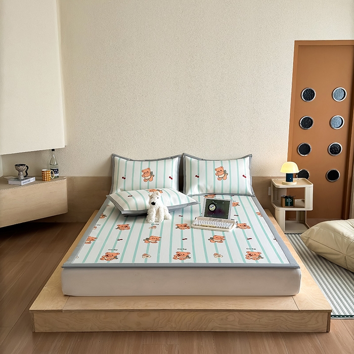 91家纺网 家纺一手货源 找家纺 全季家居 2025新款日韩竖条风格卡通冰丝席 甜蜜小熊