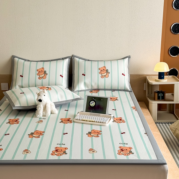 91家纺网 家纺一手货源 找家纺 全季家居 2025新款日韩竖条风格卡通冰丝席 甜蜜小熊