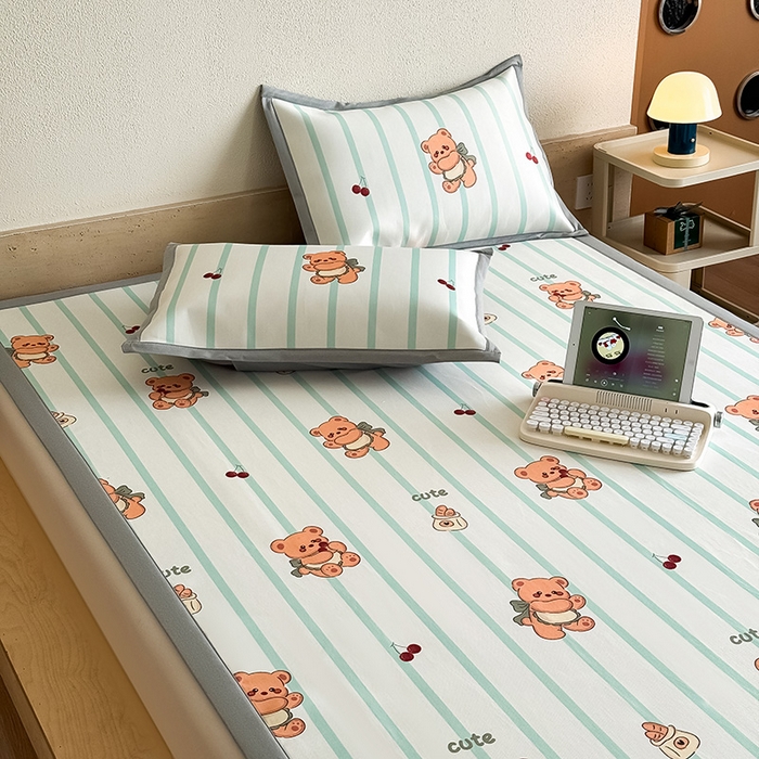 91家纺网 家纺一手货源 找家纺 全季家居 2025新款日韩竖条风格卡通冰丝席 甜蜜小熊