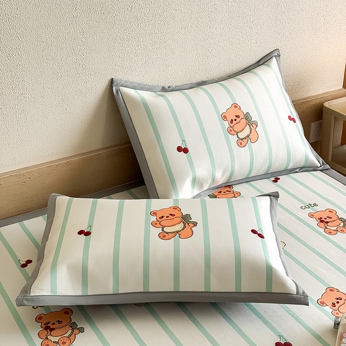 91家纺网 家纺一手货源 找家纺 全季家居 2025新款日韩竖条风格卡通冰丝席 甜蜜小熊