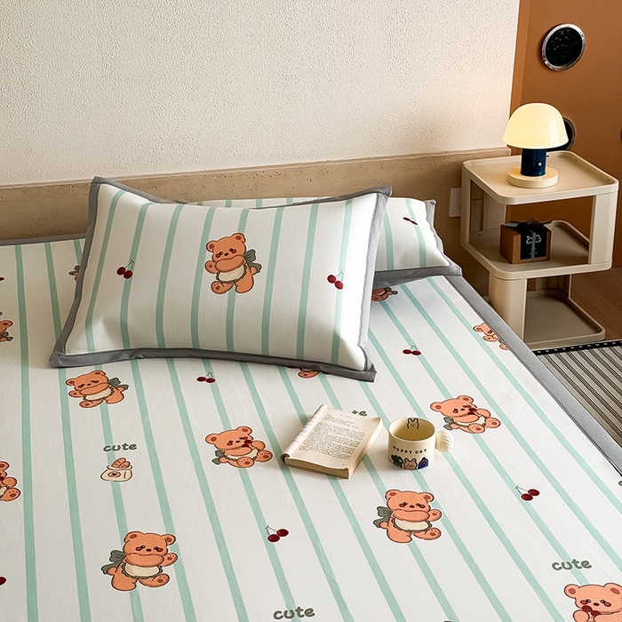 91家纺网 家纺一手货源 找家纺 全季家居 2025新款日韩竖条风格卡通冰丝席 甜蜜小熊