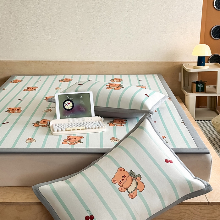 91家纺网 家纺一手货源 找家纺 全季家居 2025新款日韩竖条风格卡通冰丝席 甜蜜小熊