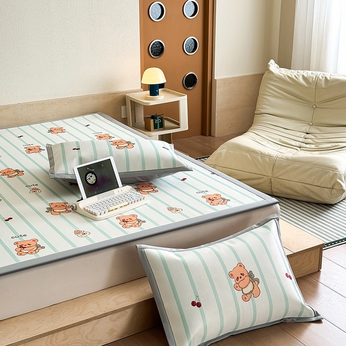 91家纺网 家纺一手货源 找家纺 全季家居 2025新款日韩竖条风格卡通冰丝席 甜蜜小熊