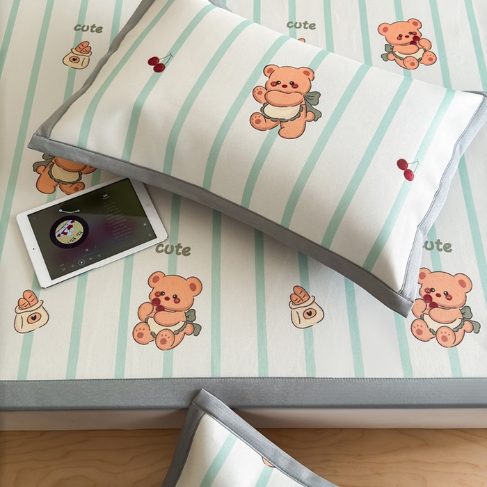 91家纺网 家纺一手货源 找家纺 全季家居 2025新款日韩竖条风格卡通冰丝席 甜蜜小熊