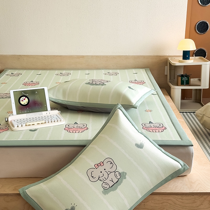 91家纺网 家纺一手货源 找家纺 全季家居 2025新款日韩竖条风格卡通冰丝席 阳光小象