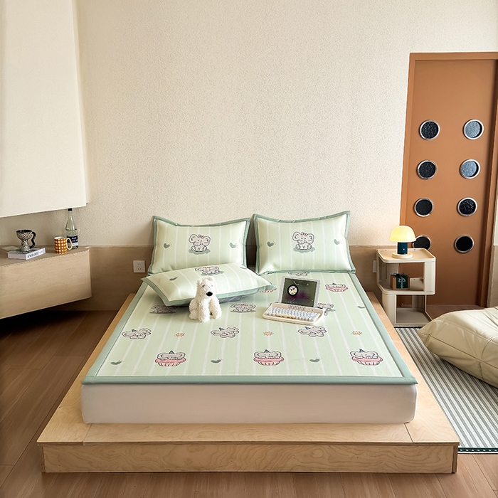 91家纺网 家纺一手货源 找家纺 全季家居 2025新款日韩竖条风格卡通冰丝席 阳光小象