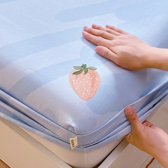 91家纺网 家纺一手货源 找家纺 慕尚家纺 2025新款全棉纯棉老粗布卡通床笠款凉席席子 草莓-蓝