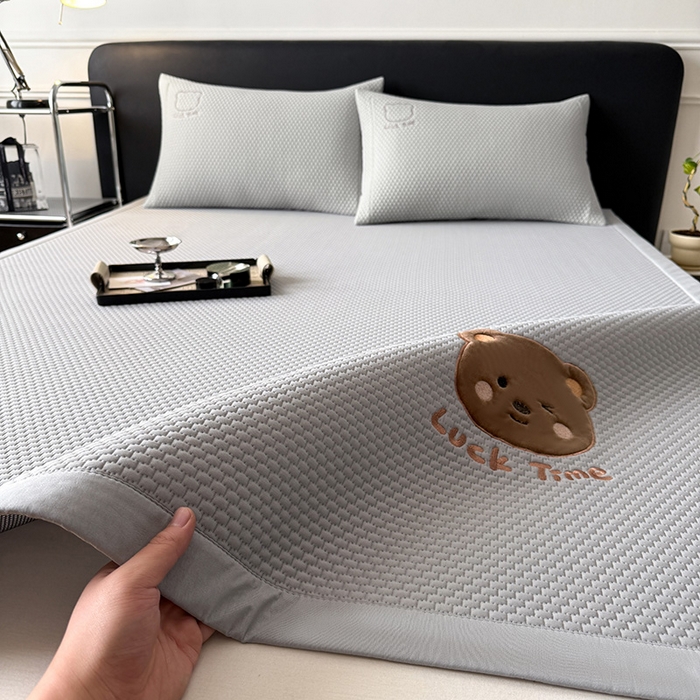 91家纺网 家纺一手货源 找家纺 （总）全季家居 2025新款A类乙纶PE调皮熊贴布绣系列凉豆豆席凉席席子