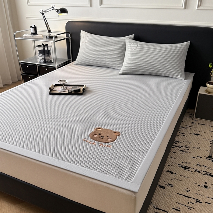 91家纺网 家纺一手货源 找家纺 （总）全季家居 2025新款A类乙纶PE调皮熊贴布绣系列凉豆豆席凉席席子