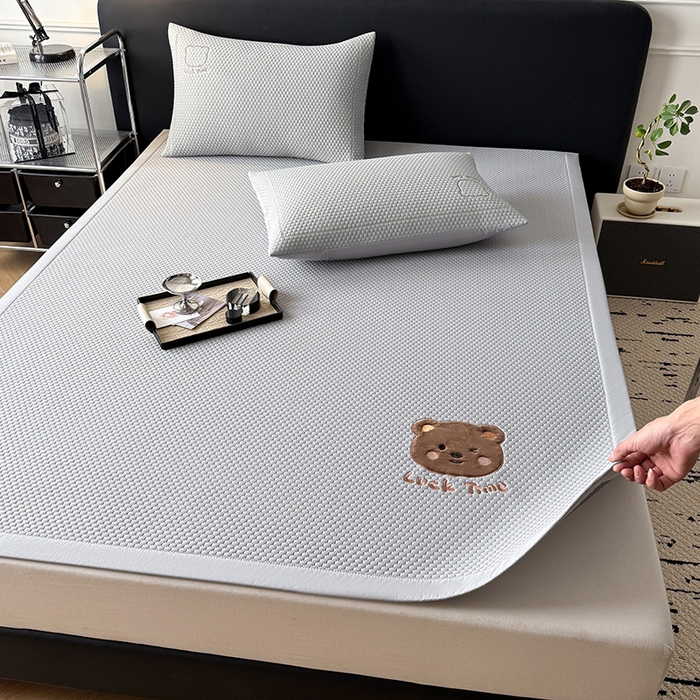 91家纺网 家纺一手货源 找家纺 （总）全季家居 2025新款A类乙纶PE调皮熊贴布绣系列凉豆豆席凉席席子