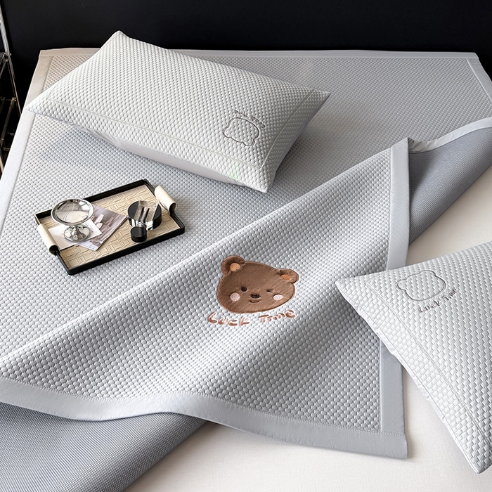 91家纺网 家纺一手货源 找家纺 （总）全季家居 2025新款A类乙纶PE调皮熊贴布绣系列凉豆豆席凉席席子