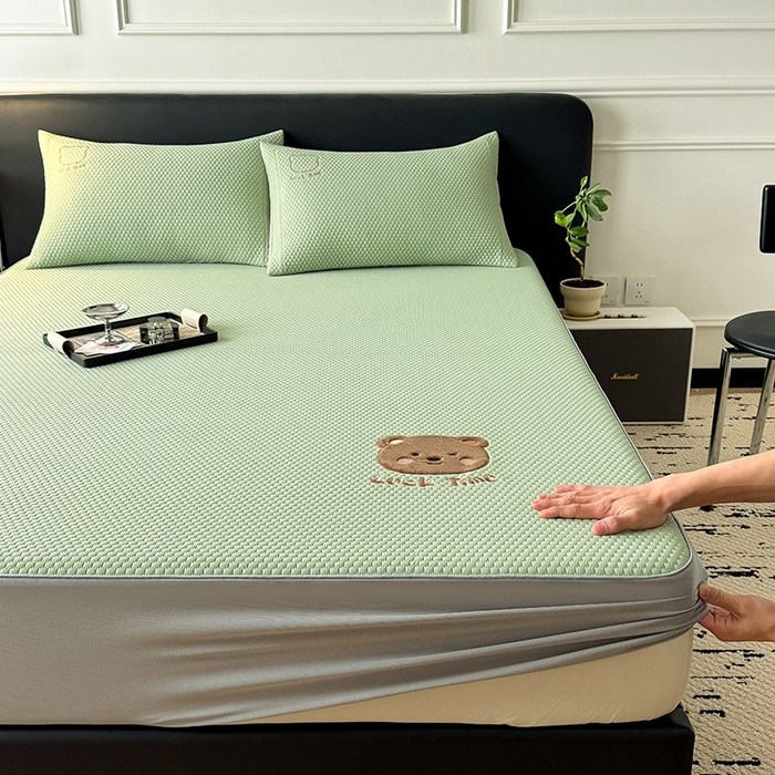 91家纺网 家纺一手货源 找家纺 （总）全季家居 2025新款A类乙纶PE调皮熊贴布绣系列凉豆豆席凉席席子