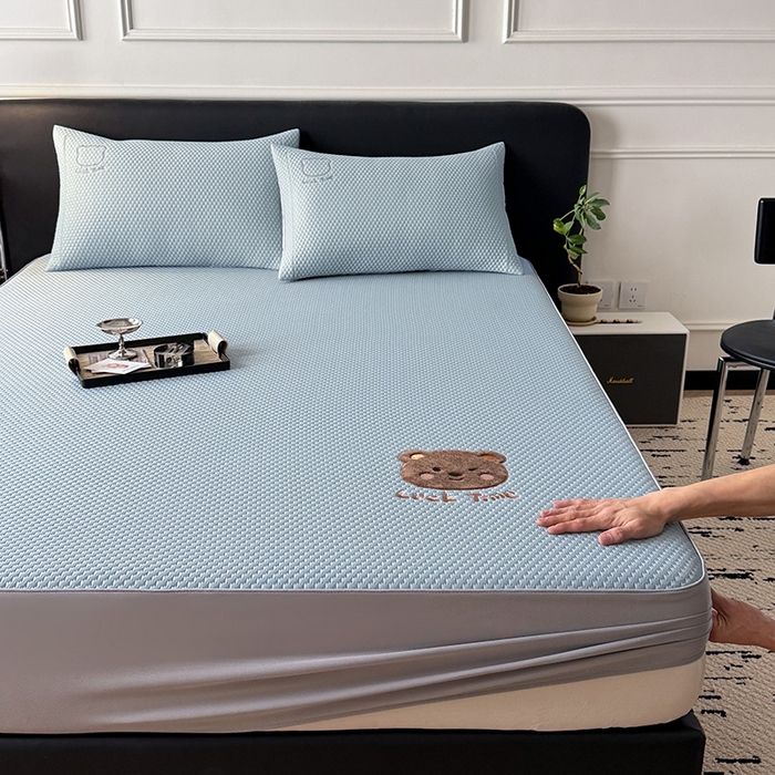 91家纺网 家纺一手货源 找家纺 （总）全季家居 2025新款A类乙纶PE调皮熊贴布绣系列凉豆豆席凉席席子