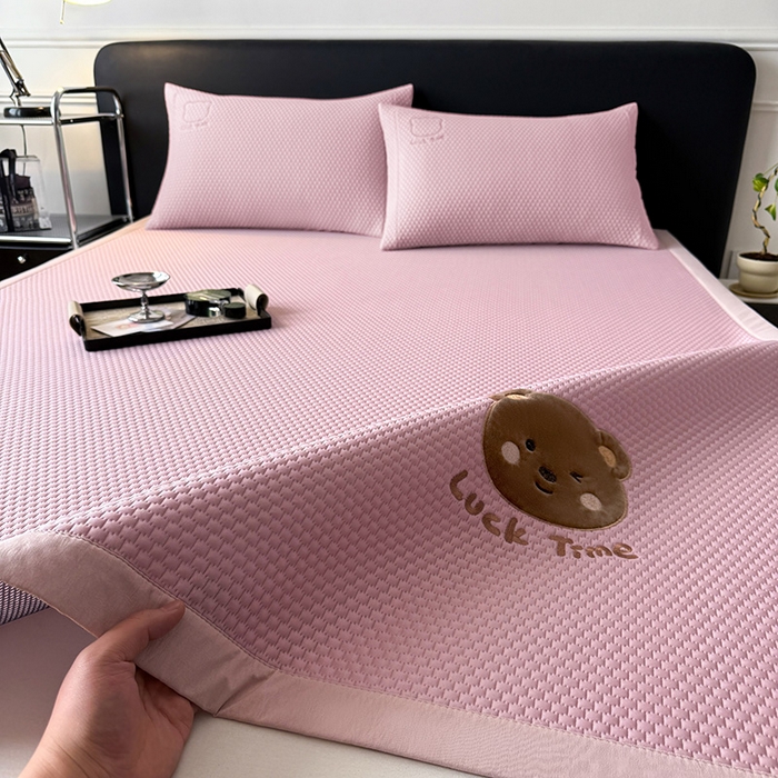 91家纺网 家纺一手货源 找家纺 全季家居 2025新款A类乙纶PE调皮熊贴布绣系列凉豆豆席凉席席子 床席款-淡粉