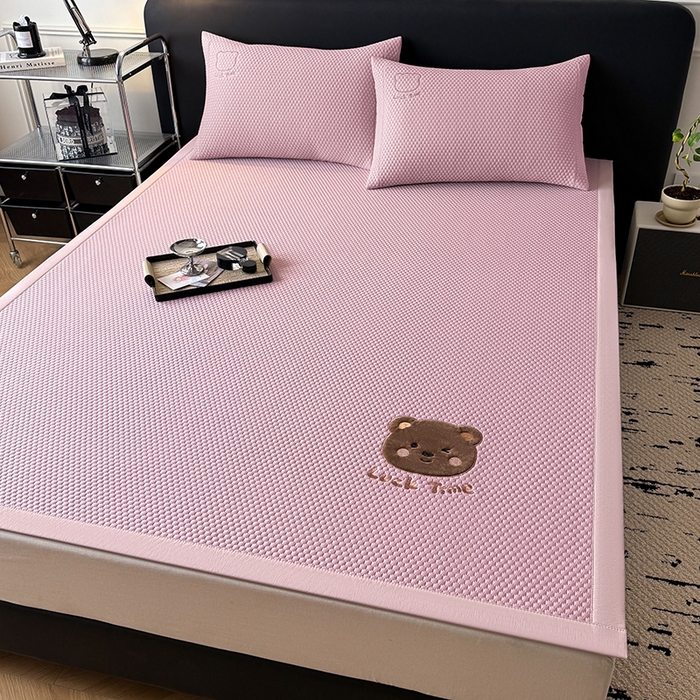 91家纺网 家纺一手货源 找家纺 全季家居 2025新款A类乙纶PE调皮熊贴布绣系列凉豆豆席凉席席子 床席款-淡粉