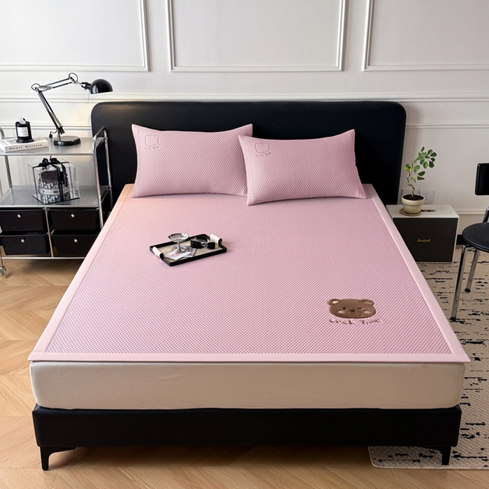 91家纺网 家纺一手货源 找家纺 全季家居 2025新款A类乙纶PE调皮熊贴布绣系列凉豆豆席凉席席子 床席款-淡粉