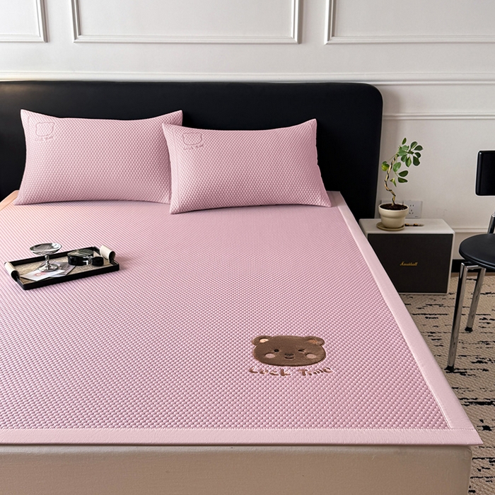 91家纺网 家纺一手货源 找家纺 全季家居 2025新款A类乙纶PE调皮熊贴布绣系列凉豆豆席凉席席子 床席款-淡粉