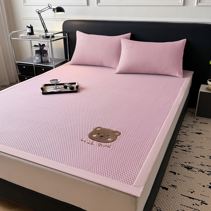 91家纺网 家纺一手货源 找家纺 全季家居 2025新款A类乙纶PE调皮熊贴布绣系列凉豆豆席凉席席子 床席款-淡粉