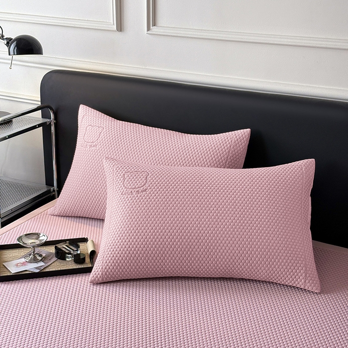 91家纺网 家纺一手货源 找家纺 全季家居 2025新款A类乙纶PE调皮熊贴布绣系列凉豆豆席凉席席子 床席款-淡粉