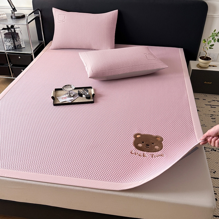 91家纺网 家纺一手货源 找家纺 全季家居 2025新款A类乙纶PE调皮熊贴布绣系列凉豆豆席凉席席子 床席款-淡粉