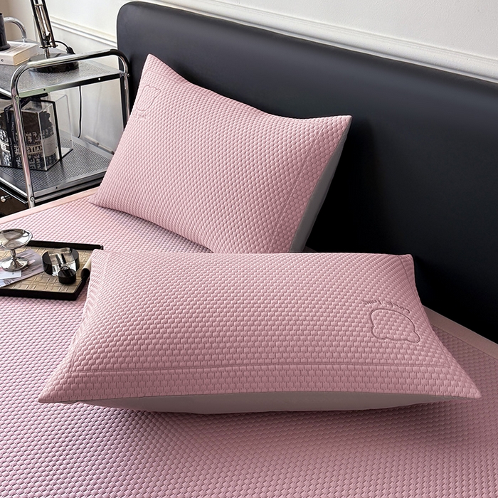 91家纺网 家纺一手货源 找家纺 全季家居 2025新款A类乙纶PE调皮熊贴布绣系列凉豆豆席凉席席子 床席款-淡粉