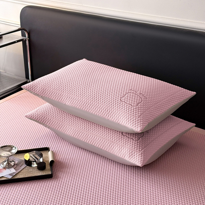 91家纺网 家纺一手货源 找家纺 全季家居 2025新款A类乙纶PE调皮熊贴布绣系列凉豆豆席凉席席子 床席款-淡粉