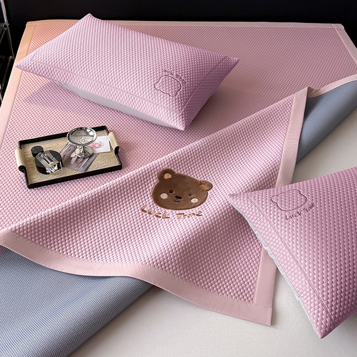 91家纺网 家纺一手货源 找家纺 全季家居 2025新款A类乙纶PE调皮熊贴布绣系列凉豆豆席凉席席子 床席款-淡粉