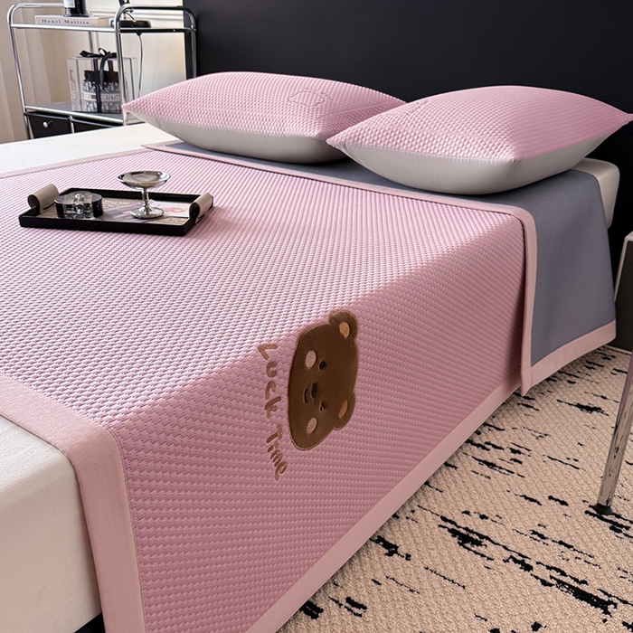 91家纺网 家纺一手货源 找家纺 全季家居 2025新款A类乙纶PE调皮熊贴布绣系列凉豆豆席凉席席子 床席款-淡粉