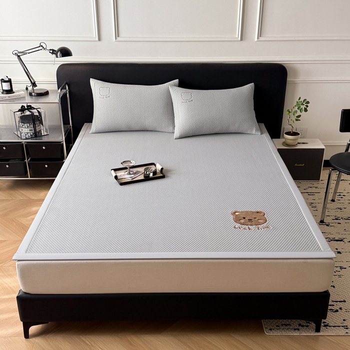 91家纺网 家纺一手货源 找家纺 全季家居 2025新款A类乙纶PE调皮熊贴布绣系列凉豆豆席凉席席子 床席款-浅灰