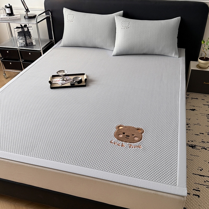 91家纺网 家纺一手货源 找家纺 全季家居 2025新款A类乙纶PE调皮熊贴布绣系列凉豆豆席凉席席子 床席款-浅灰