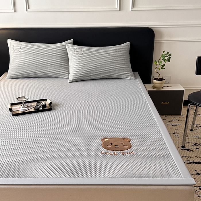 91家纺网 家纺一手货源 找家纺 全季家居 2025新款A类乙纶PE调皮熊贴布绣系列凉豆豆席凉席席子 床席款-浅灰