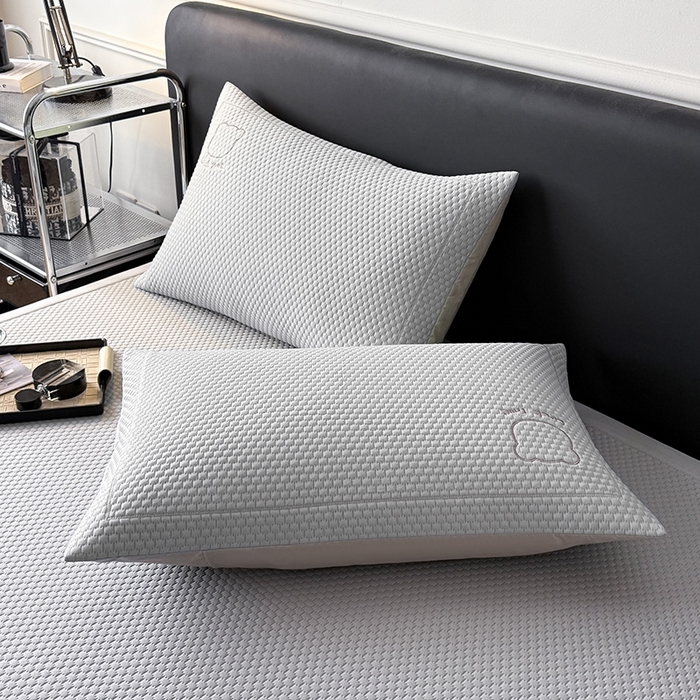 91家纺网 家纺一手货源 找家纺 全季家居 2025新款A类乙纶PE调皮熊贴布绣系列凉豆豆席凉席席子 床席款-浅灰