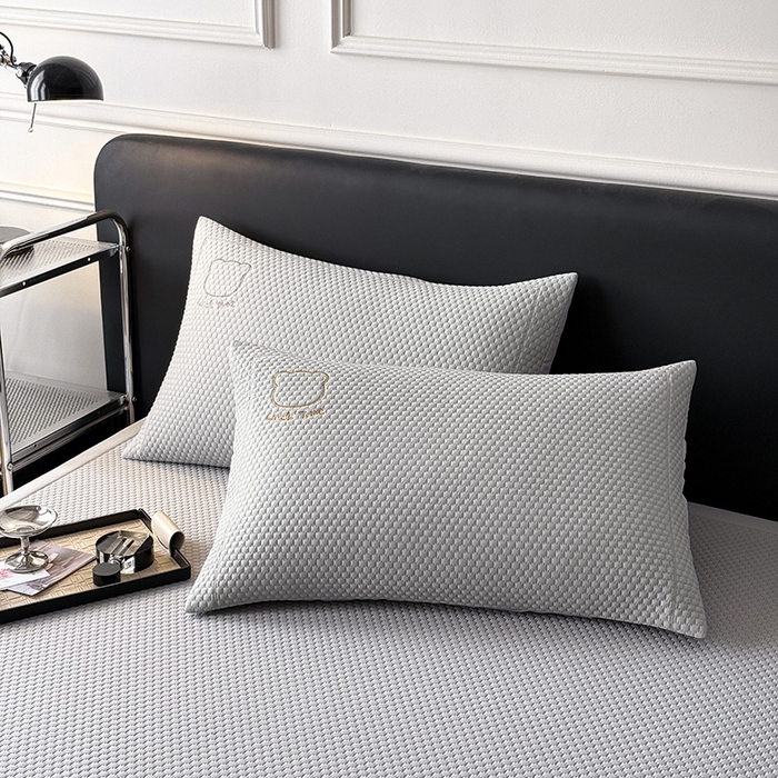 91家纺网 家纺一手货源 找家纺 全季家居 2025新款A类乙纶PE调皮熊贴布绣系列凉豆豆席凉席席子 床席款-浅灰