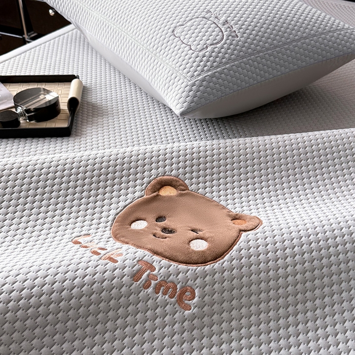 91家纺网 家纺一手货源 找家纺 全季家居 2025新款A类乙纶PE调皮熊贴布绣系列凉豆豆席凉席席子 床席款-浅灰