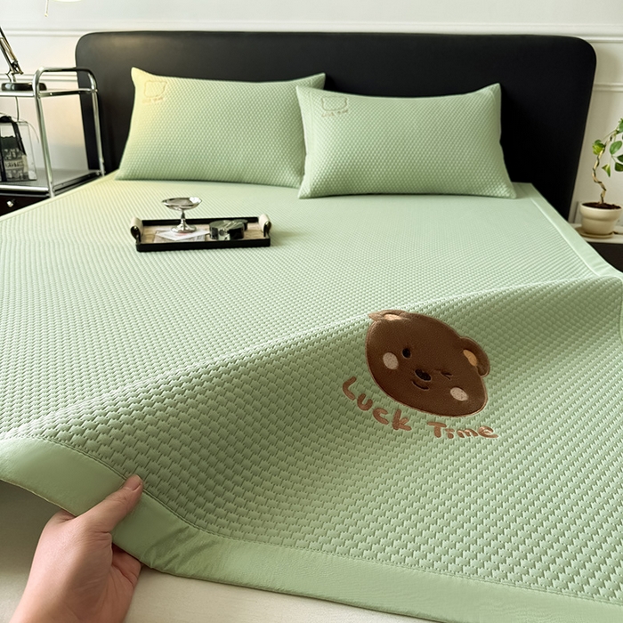 91家纺网 家纺一手货源 找家纺 全季家居 2025新款A类乙纶PE调皮熊贴布绣系列凉豆豆席凉席席子 床席款-水绿
