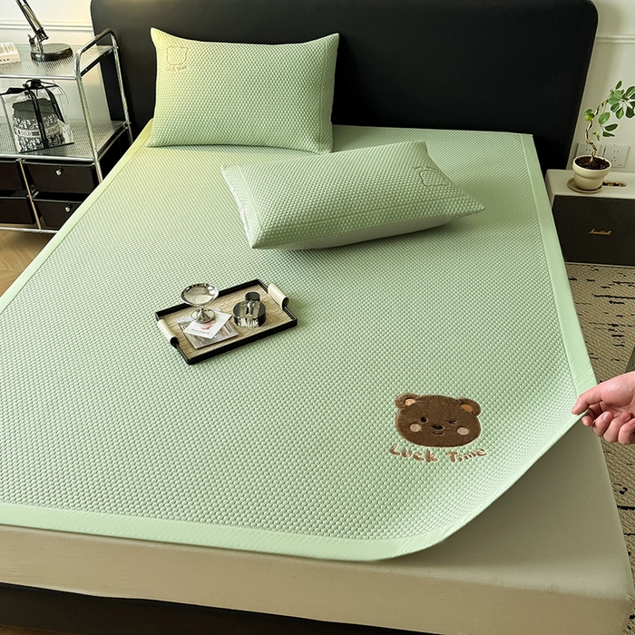 91家纺网 家纺一手货源 找家纺 全季家居 2025新款A类乙纶PE调皮熊贴布绣系列凉豆豆席凉席席子 床席款-水绿