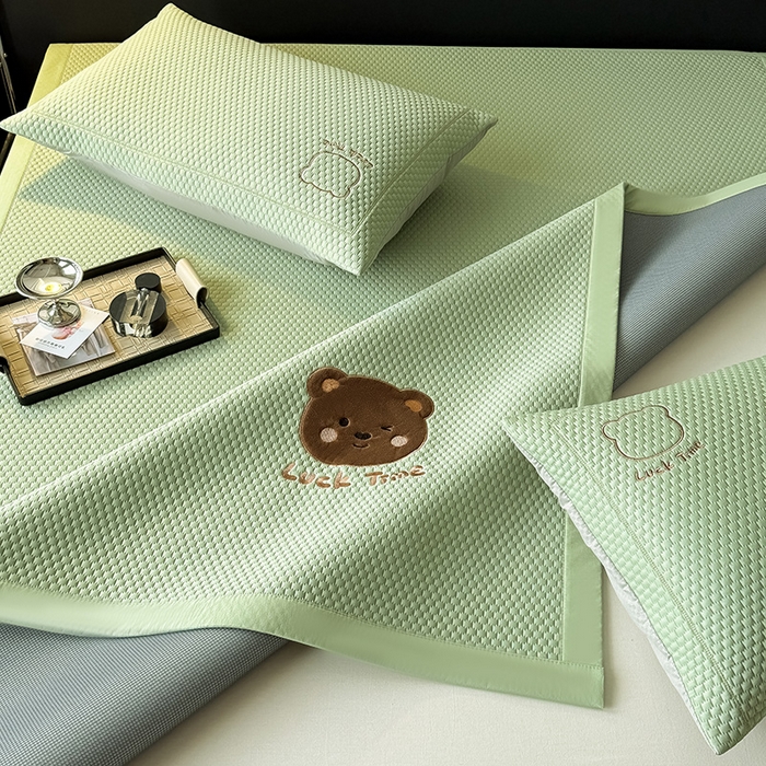 91家纺网 家纺一手货源 找家纺 全季家居 2025新款A类乙纶PE调皮熊贴布绣系列凉豆豆席凉席席子 床席款-水绿