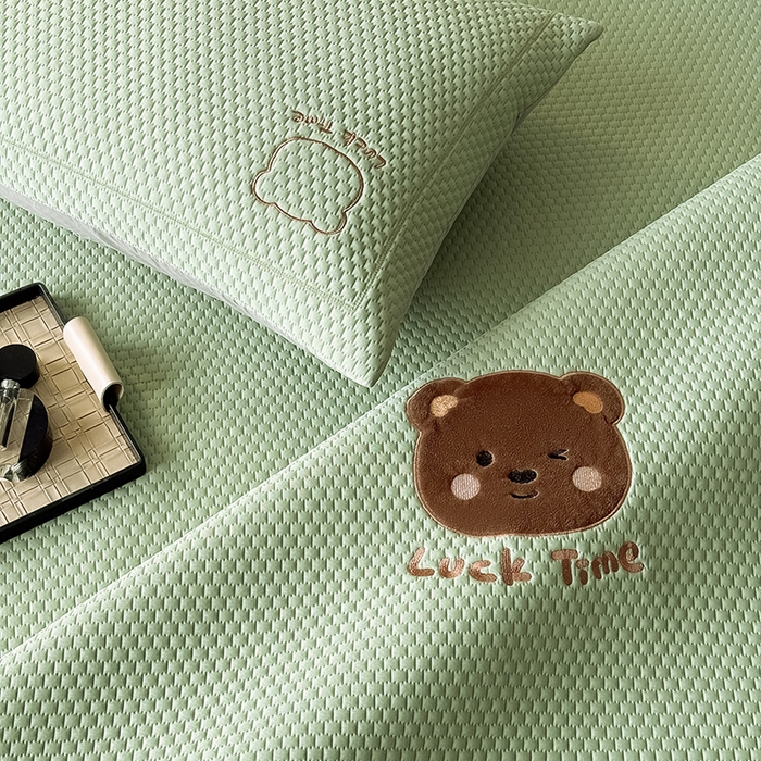 91家纺网 家纺一手货源 找家纺 全季家居 2025新款A类乙纶PE调皮熊贴布绣系列凉豆豆席凉席席子 床席款-水绿