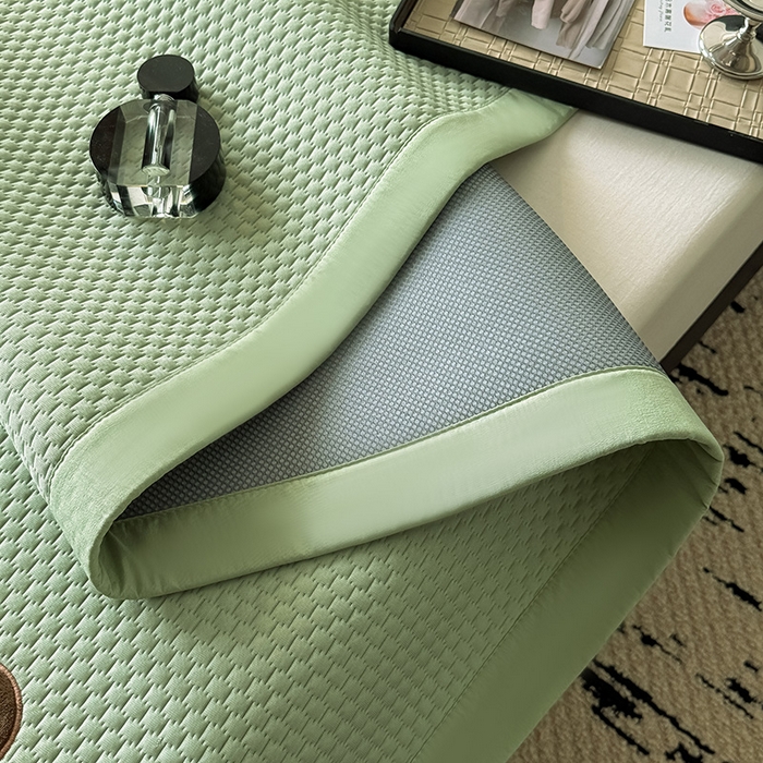 91家纺网 家纺一手货源 找家纺 全季家居 2025新款A类乙纶PE调皮熊贴布绣系列凉豆豆席凉席席子 床席款-水绿